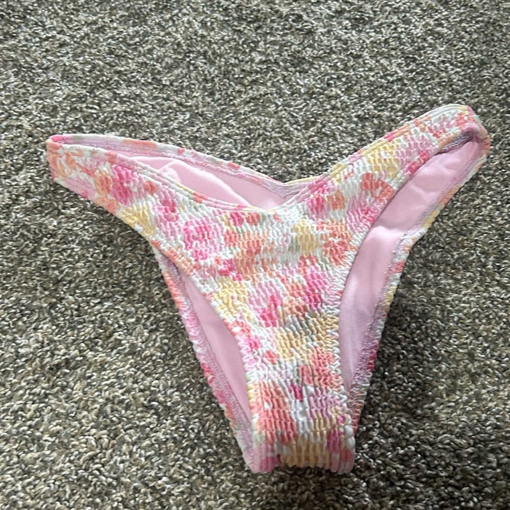 HIGH-LEG V-WAIST CHEEKY BIKINI BOTTOM Hollister